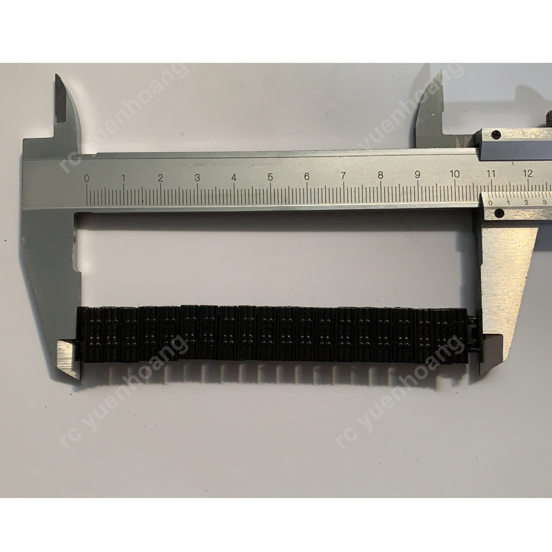 قطعتان من مكونات المسار المحاك - مراجعة Model Kit Runner وسعره