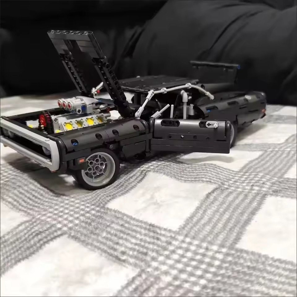 1077 قطعة مكعبات بناء نموذج سي - مراجعة Model Kit Dodge Charger وسعره