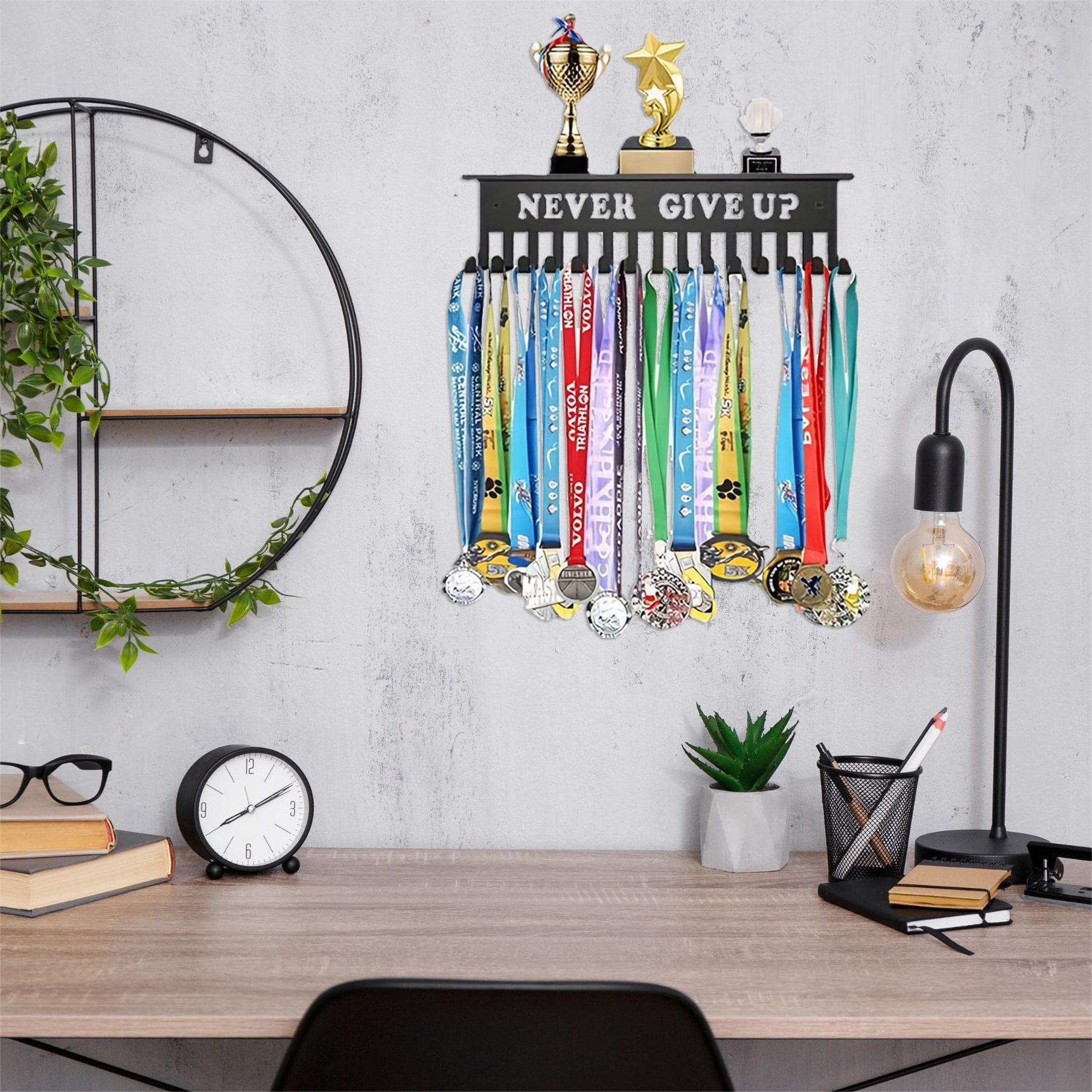 حامل معدني لعرض ميداليات كرة ا - مراجعة Model Kit Runner Organizer وسعره